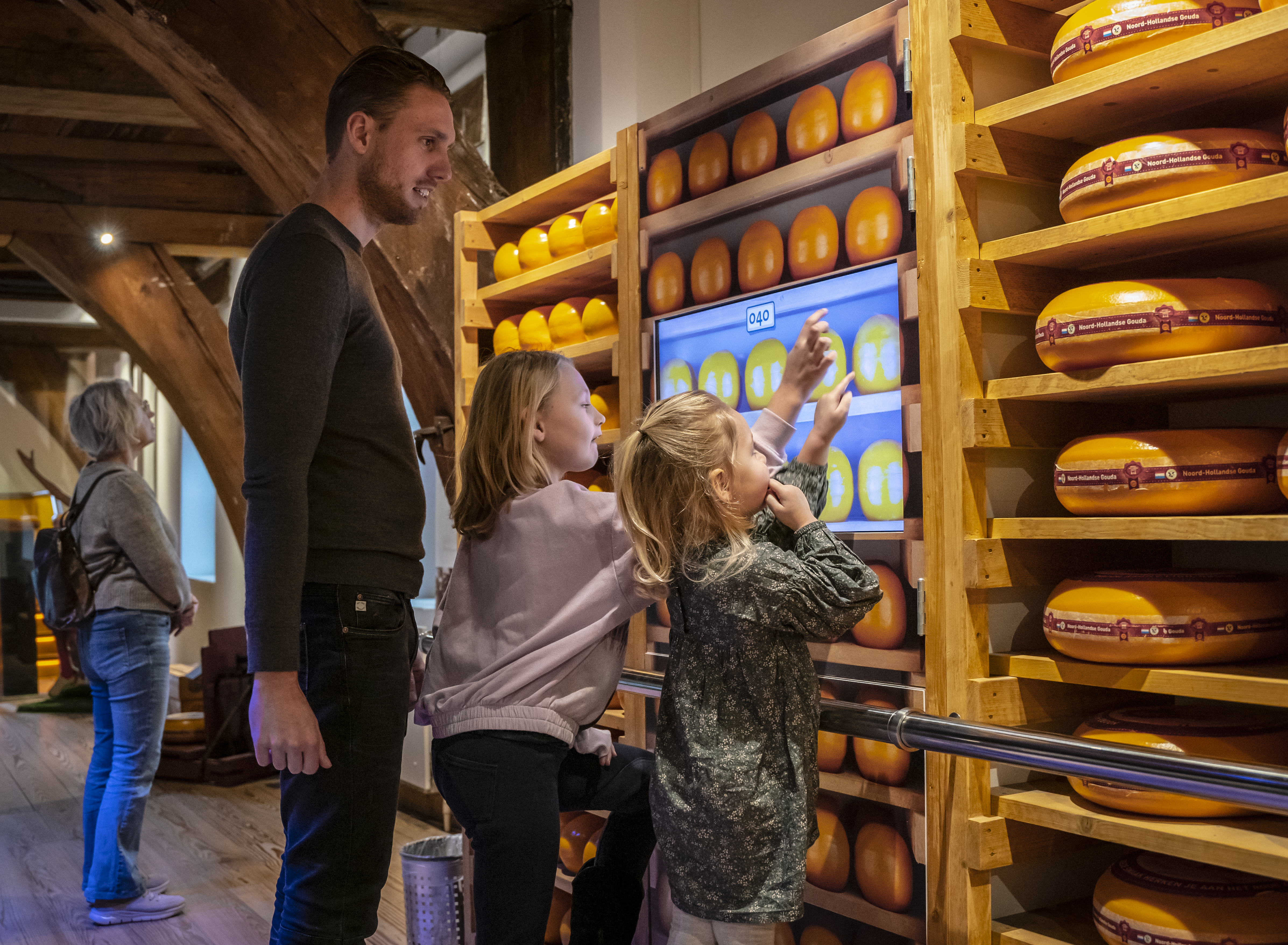 Kinderen met vader in het Kaasmuseum